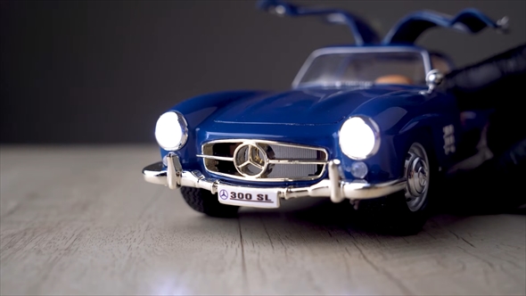 錆びてボロボロになった車の模型をレストア