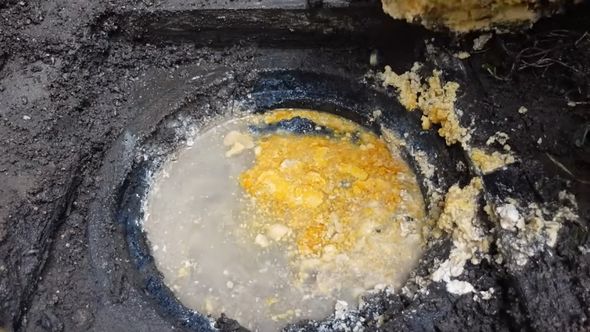 約40年ものの油汚れが詰まっているため汚水と油にまみれた排水マス