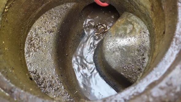 約40年ものの油汚れを落とすため排水管を高圧洗浄する