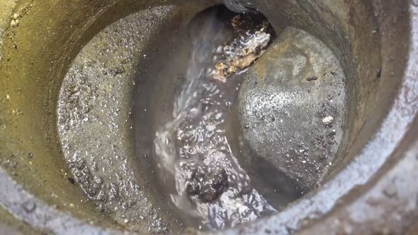 約40年ものの油汚れを落とすため排水管をより強力な高圧洗浄を施す