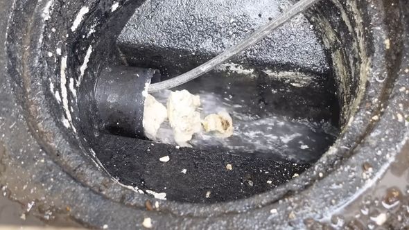 キッチンへ続く管から出てきた石のような見た目の油汚れ