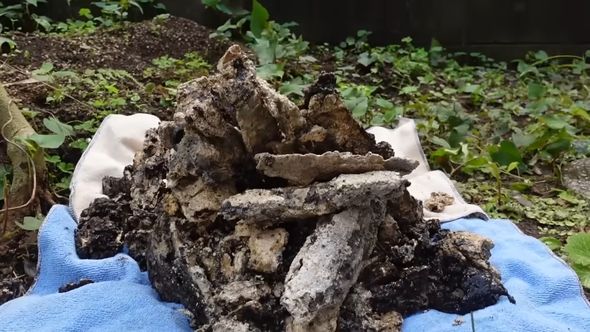 洗浄作業で出てきた約40年ものの油汚れ