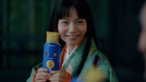 月見パイを食べる宮崎さん