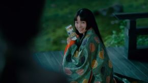 月見のメニューを持つ宮崎さん