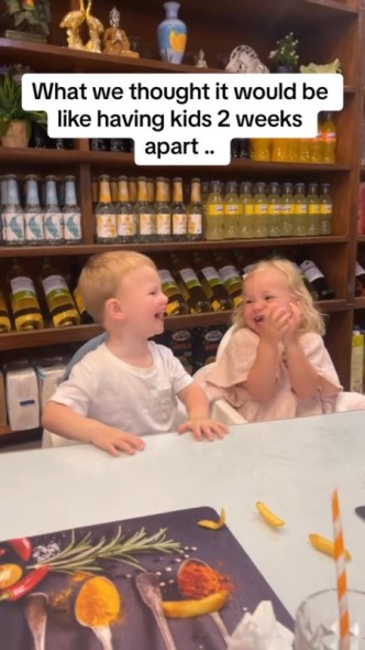 遊んで笑い合う2人の子ども