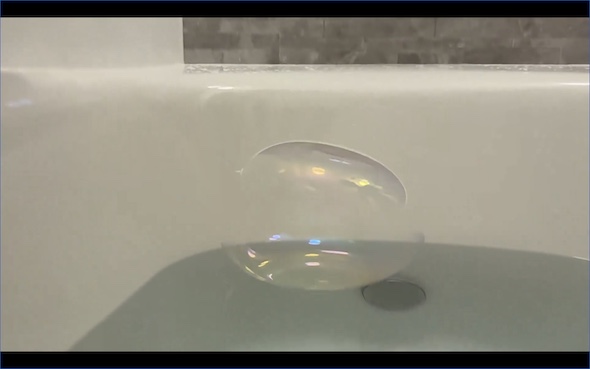 シャボン玉 水面 跳ね返る お風呂 浴槽 動画
