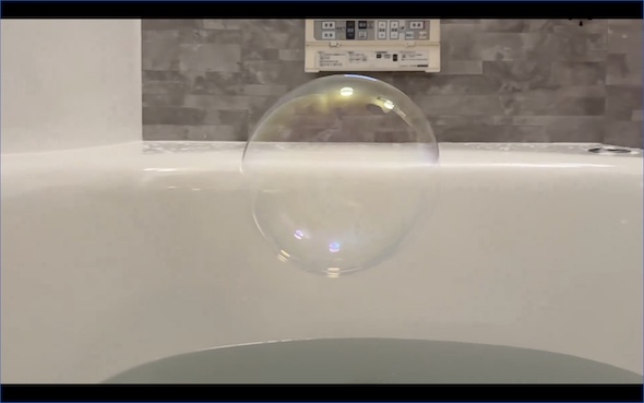 シャボン玉 水面 跳ね返る お風呂 浴槽 動画