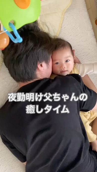 赤ちゃんを抱きしめるパパ