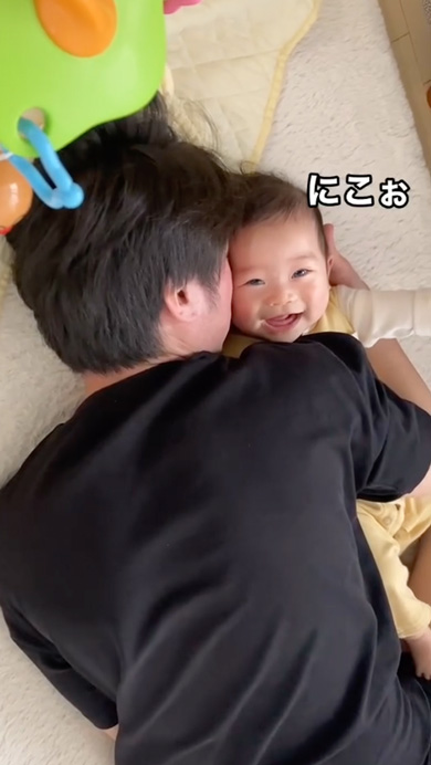赤ちゃんを抱きしめるパパ