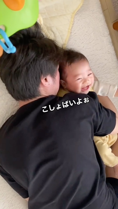 赤ちゃんを抱きしめるパパ