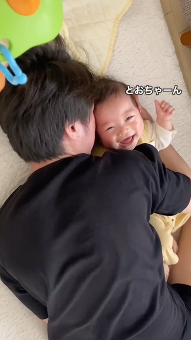 赤ちゃんを抱きしめるパパ