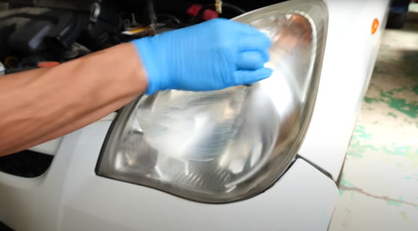 ヘッドライトをピカピカに仕上げる市販品