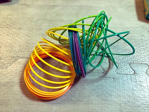 ぐちゃぐちゃになったレンボースプリングを直す父親