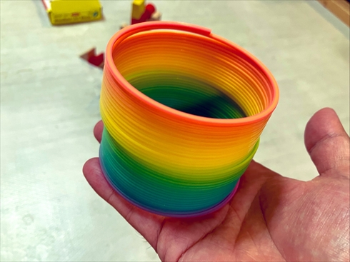 ぐちゃぐちゃになったレンボースプリングを直す父親