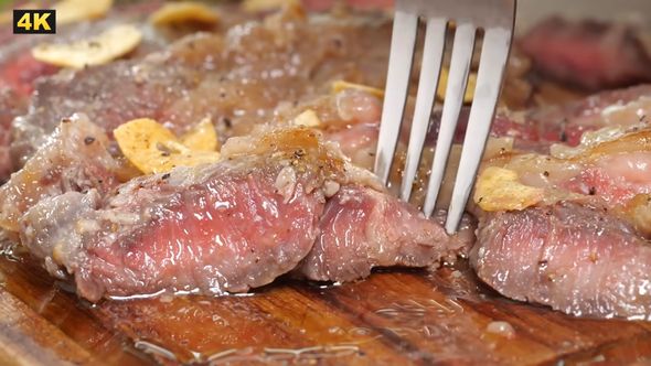 スーパーで購入した牛肉を柔らかくておいしいレアステーキに仕上げる方法