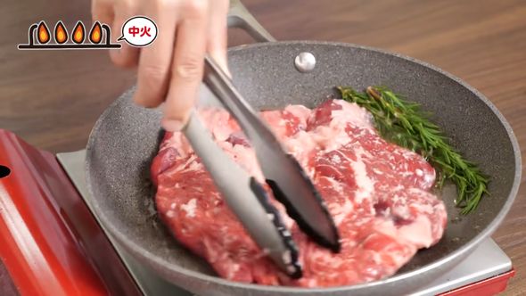 スーパーで購入した牛肉を柔らかくておいしいレアステーキに仕上げる方法