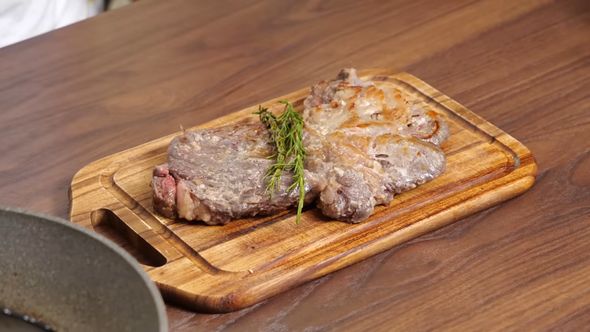 スーパーで購入した牛肉を柔らかくておいしいレアステーキに仕上げる方法