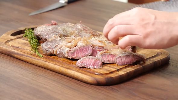 スーパーで購入した牛肉を柔らかくておいしいレアステーキに仕上げる方法