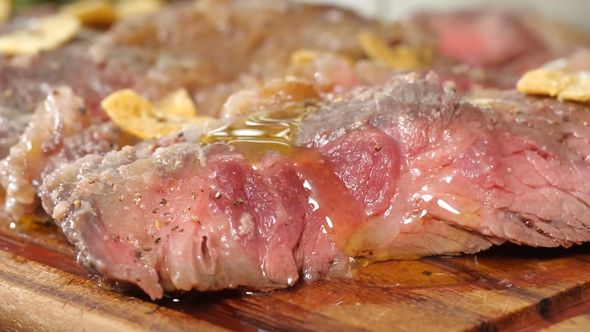スーパーで購入した牛肉を柔らかくておいしいレアステーキに仕上げる方法