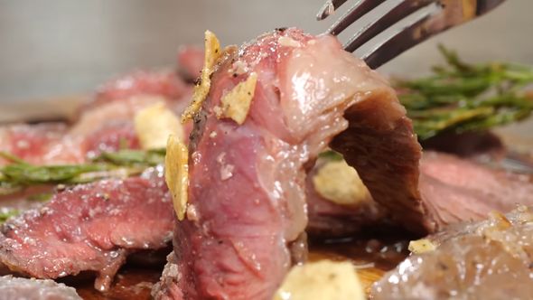 スーパーで購入した牛肉を柔らかくておいしいレアステーキに仕上げる方法