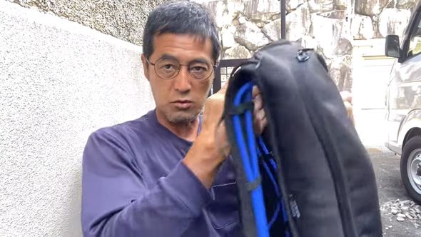 炎天下における水冷ベストの使用感を伝えている庭師