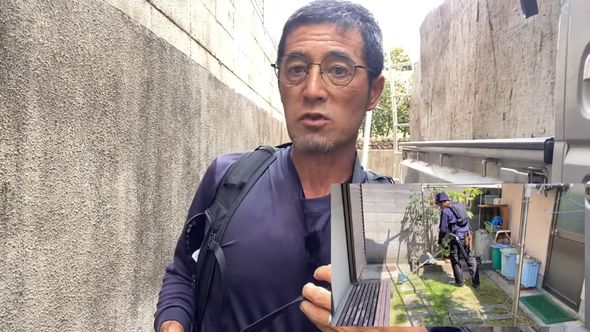 炎天下における水冷ベストの使用感を伝えている庭師