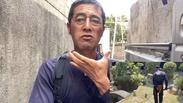 炎天下における水冷ベストの使用感を伝えている庭師