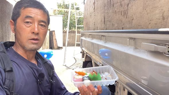 炎天下における水冷ベストの使用感を伝えている庭師