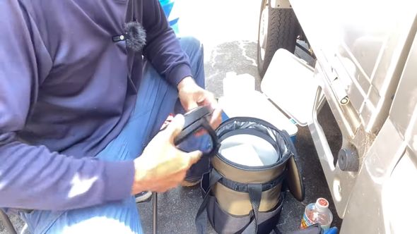 炎天下における水冷ベストの使用感を伝えている庭師