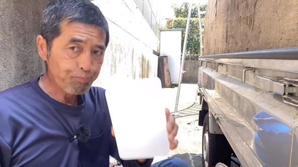 炎天下における水冷ベストの使用感を伝えている庭師