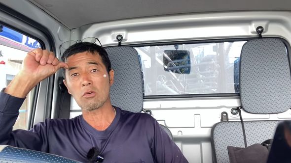 炎天下における水冷ベストの使用感を伝えている庭師