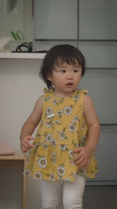 驚いている2歳の女の子