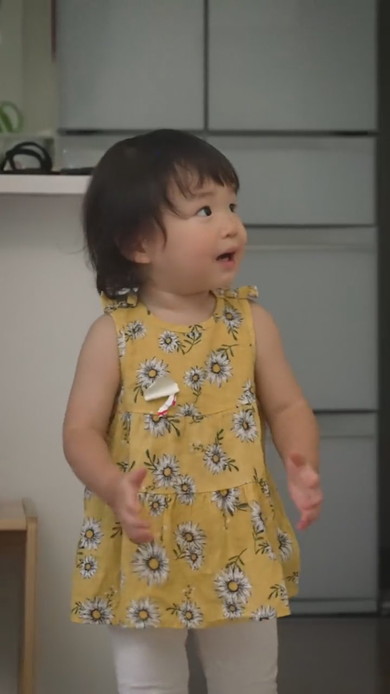 驚いている2歳の女の子