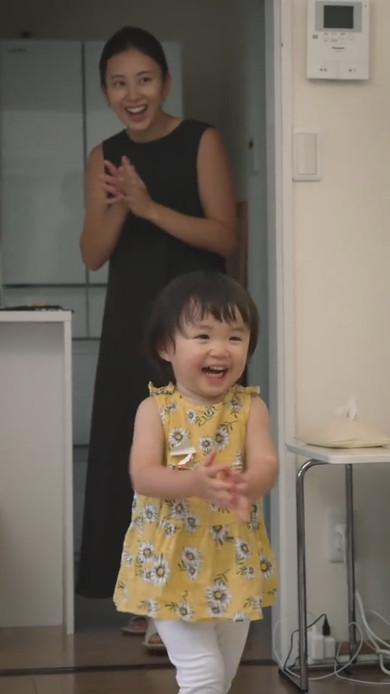 笑顔の2歳の女の子