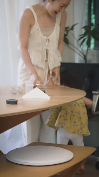 女性に抱きつく2歳の女の子