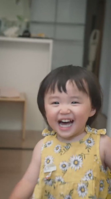 笑顔の2歳の女の子