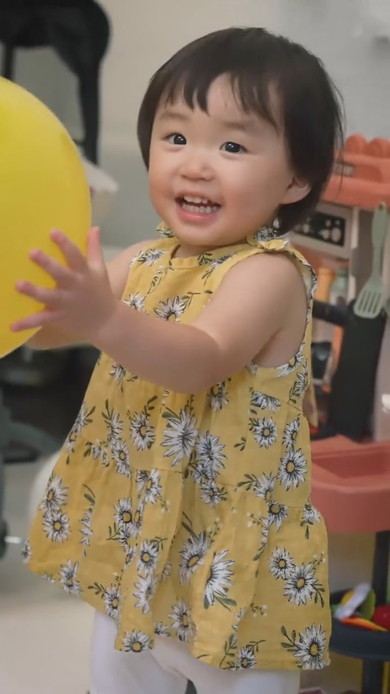 笑顔の2歳の女の子