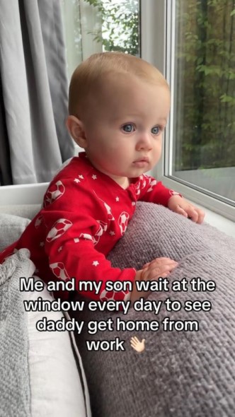 窓から外を眺める赤ちゃん