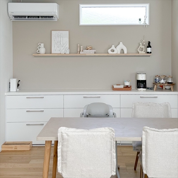 通常のダイニングとアンパンマン仕様のダイニング