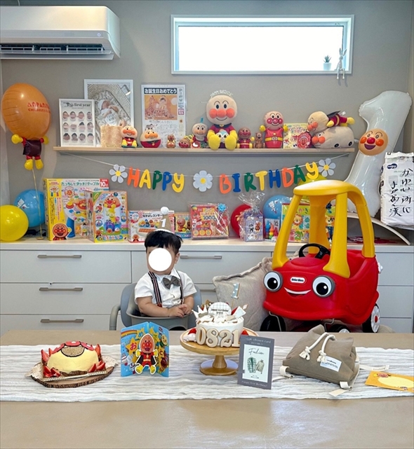 通常のダイニングとアンパンマン仕様のダイニング