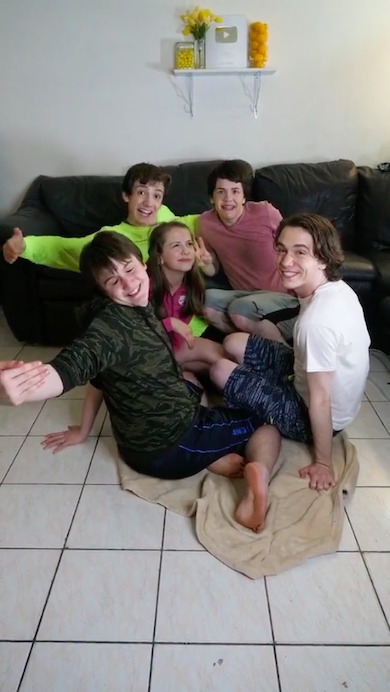 きょうだい5人で“幼少期の思い出”を再現