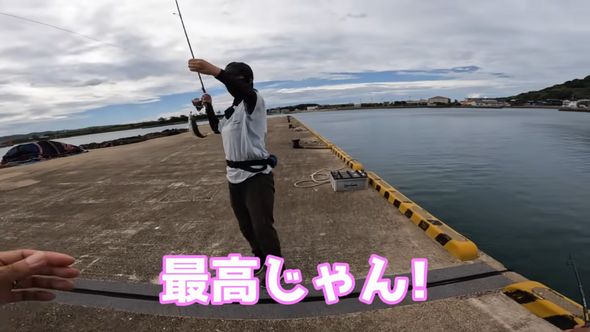 出向いた先で妻が釣り上げた大きなアジ