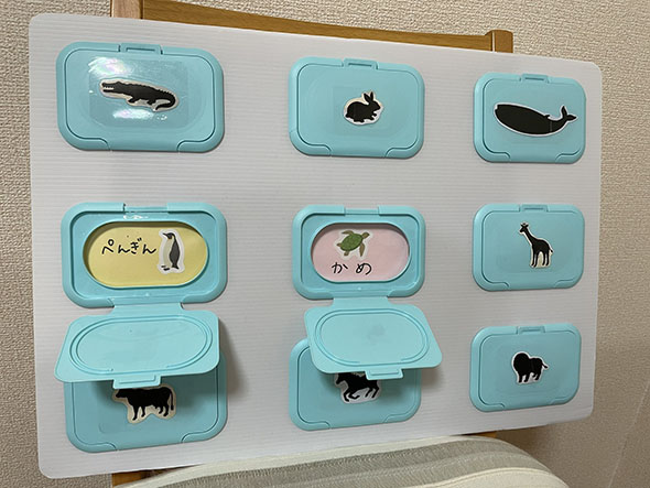 ボードに貼ったおしりふきのフタを開けたところ