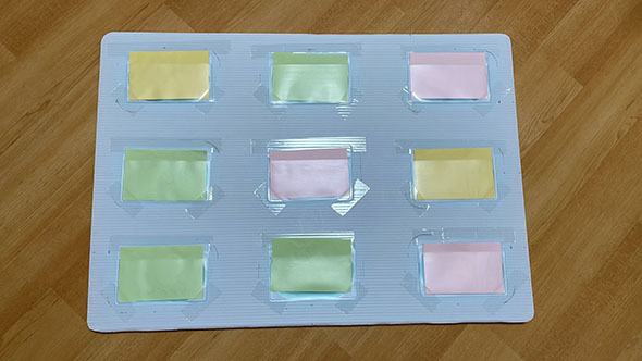 ボードにカードホルダーを貼ったところ