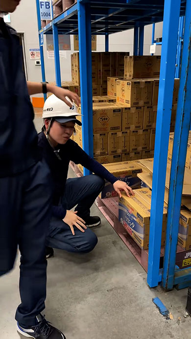 仕事中のキュン・ヘルメットをポンッ