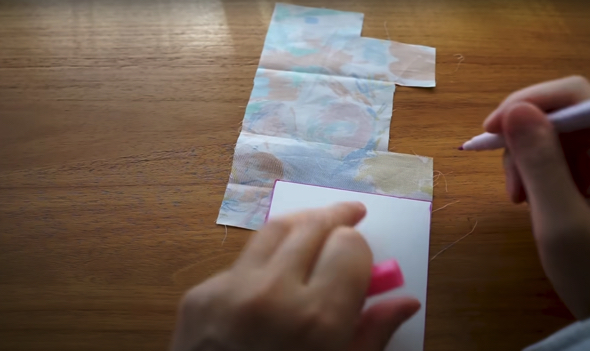 型紙に合わせハギレをカットします