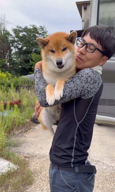 パパに抱っこされるワンコ