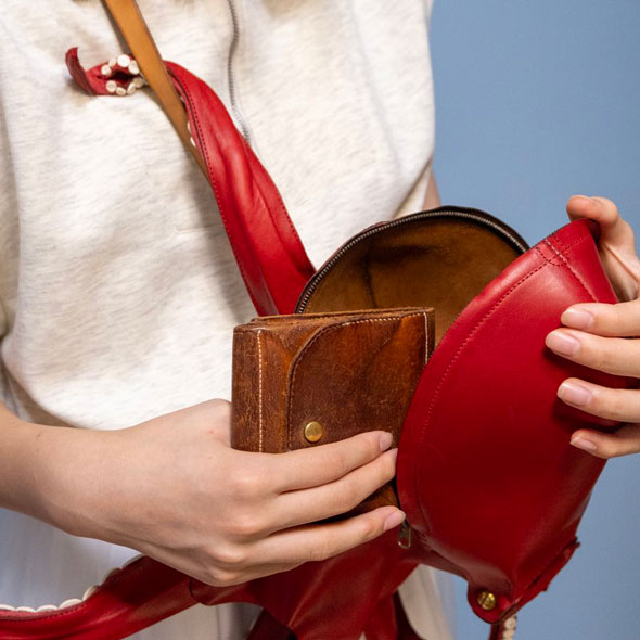 タコバッグ・財布を取り出すところ