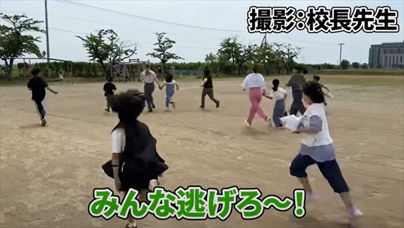 フランス人革職人、小学校へ