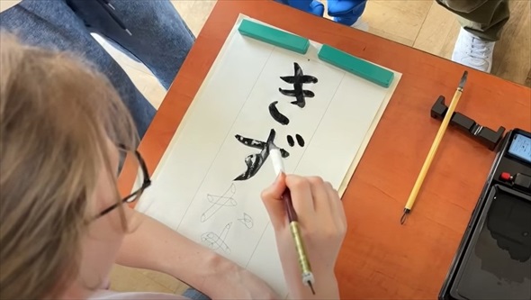 フランス人革職人、小学校へ